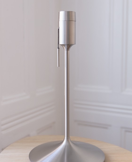 Jednoduchý a elegantní stolní stojan Santé. Vhodný pro většinu menších stínidel UMAGE 