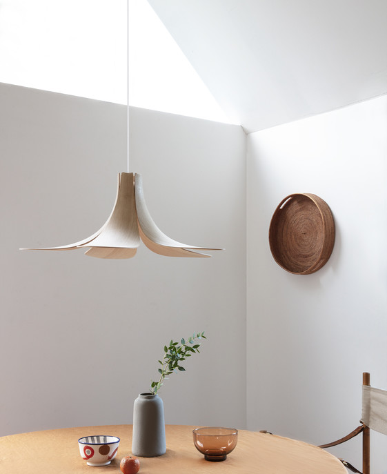 designové stínítko použitelné jak závěsná lampa, tak lampa stojací, originální dřevěný design