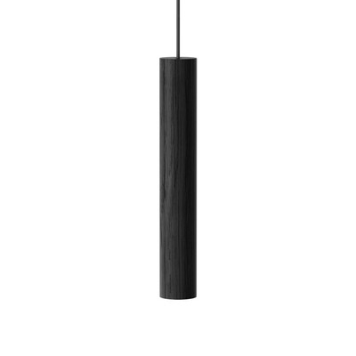 Závěsná lampa UMAGE Chimes. Kombinace světlého nebo tmavého dřeva, černé s černým textilním kabelem