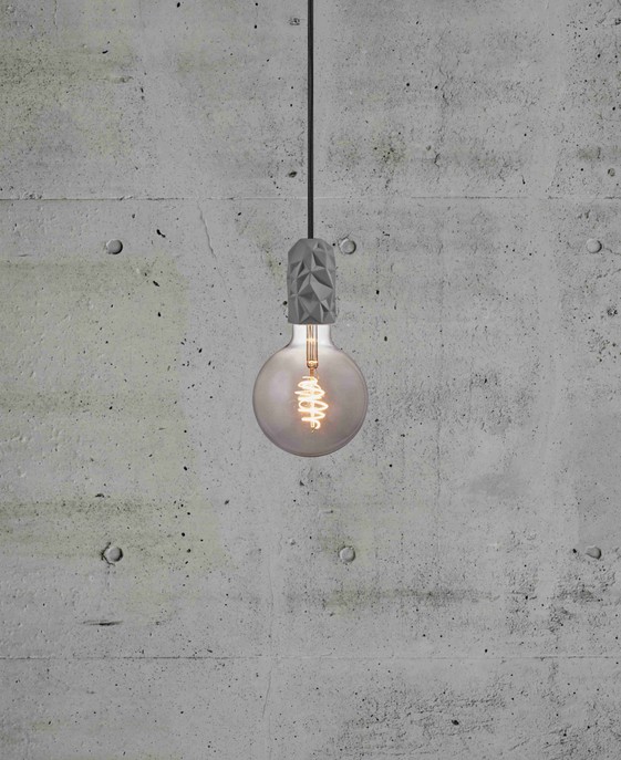 Jednoduchá, moderní a stylová lampa z porcelánu s plastickým designem, to je Nordlux Hang.