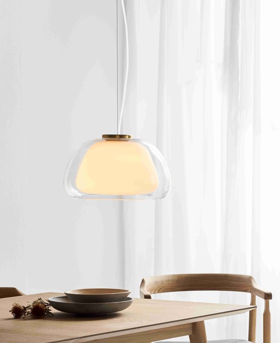 Závěsná lampa ze dvou vrstev skla s mosazným detailem na vršku, to je Nordlux Jelly.