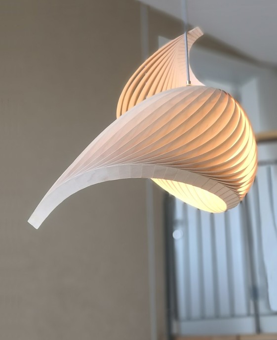 Asymetrické závěsné světlo Studio Vayehi Wing z dřevěné dýhy, tři různé velikosti, pět barevných variant kabelu. 