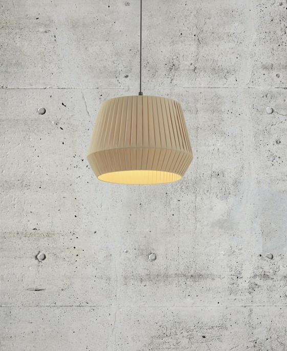 Originální závěsná lampa Nordlux Dicte 40 s efektem tlumeného světla, dostupná v bílé či béžové barvě.