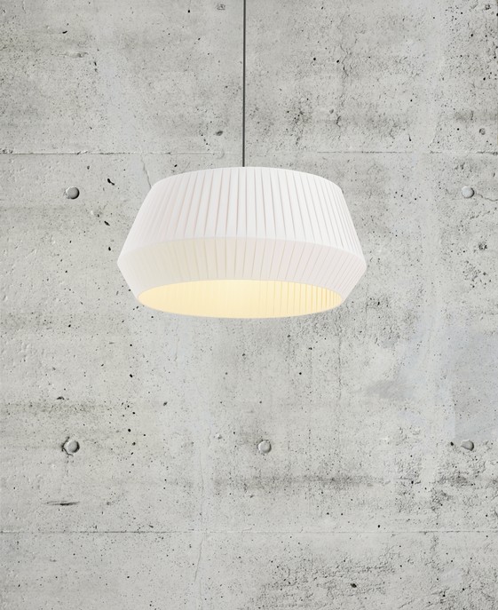 Originální závěsná lampa Nordlux Dicte 53 s efektem tlumeného světla, dostupná v bílé či béžové barvě.