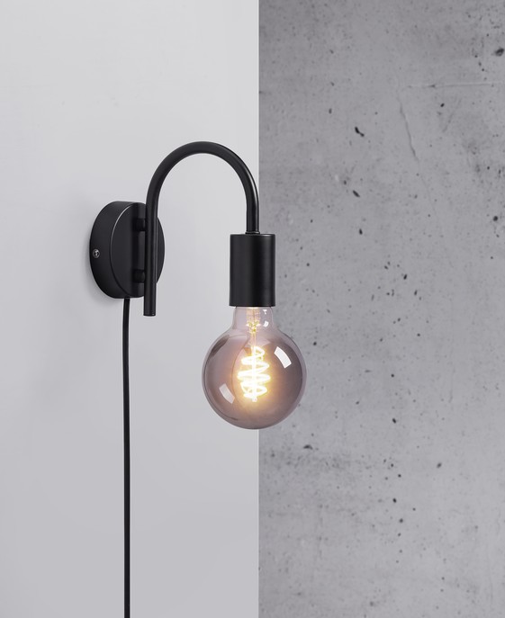 Nástěnné dekorativní světlo Paco od Nordluxu v černé designové variantě. Ideální v kombinaci s dekorativní žárovkou do čtecího koutku či ložnice.