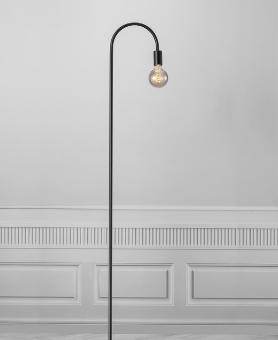 Stolní dekorativní lampa Paco od Nordluxu v černé designové variantě. Ideální v kombinaci s dekorativní žárovkou do čtecího koutku či ložnice.