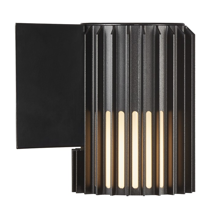 Venkovní nástěnné světlo Aludra 16 od Nordluxu v moderním minimalistickém designu. Díky specifickému tvaru vytváří v okolí hru světla a stínu. Vyrobené z odolného materiálu, dostupné ve třech barevných provedeních – černá, mosaz a hliník. (černá)