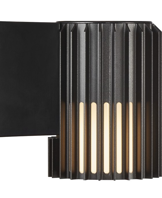 Venkovní nástěnné světlo Aludra 16 od Nordluxu v moderním minimalistickém designu. Díky specifickému tvaru vytváří v okolí hru světla a stínu. Vyrobené z odolného materiálu, dostupné ve třech barevných provedeních – černá, mosaz a hliník.