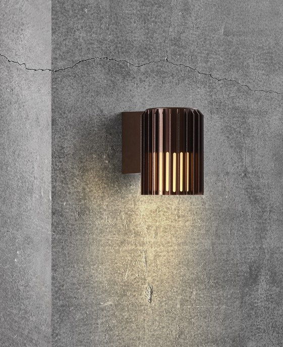 Venkovní nástěnné světlo Aludra 16 od Nordluxu v moderním minimalistickém designu. Díky specifickému tvaru vytváří v okolí hru světla a stínu. Vyrobené z odolného materiálu, dostupné ve třech barevných provedeních – černá, mosaz a hliník.