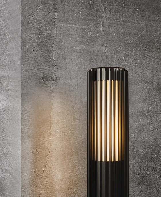 Venkovní zahradní sloupek světlo Aludra 45 od Nordluxu v moderním minimalistickém designu. Díky specifickému tvaru vytváří v okolí hru světla a stínu. Vyrobené z odolného materiálu, dostupné ve třech barevných provedeních – černá, mosaz a hliník.