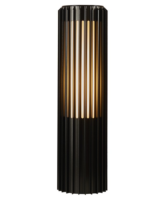 Venkovní zahradní sloupek světlo Aludra 45 od Nordluxu v moderním minimalistickém designu. Díky specifickému tvaru vytváří v okolí hru světla a stínu. Vyrobené z odolného materiálu, dostupné ve třech barevných provedeních – černá, mosaz a hliník.