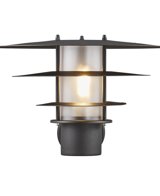 Nadčasové venkovní nástěnné svítidlo Bastia 35 v provedení černém nebo galvanizované oceli. Ideální k příjezdové cestě, ke vchodu do domu, vydává neoslňující světlo pro plně funkční využití.