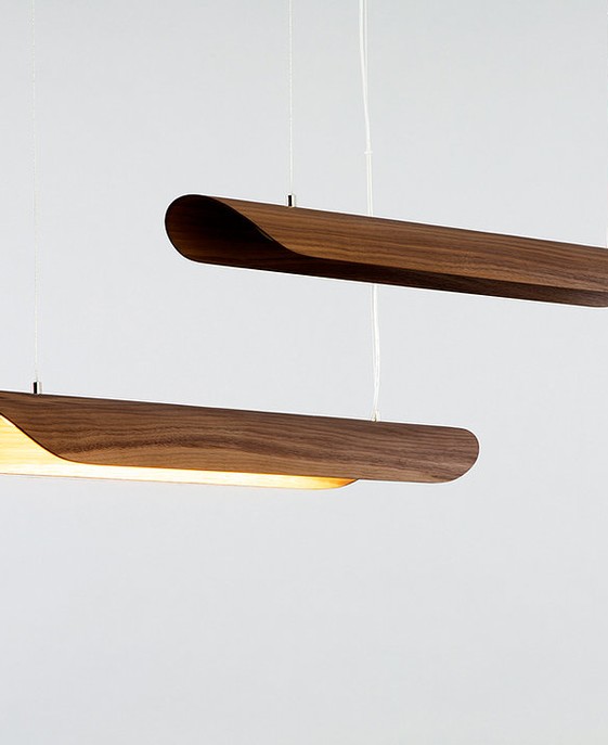 Závěsná lampa od Studio Vayehi - Canoe, možnost výběru ze 4 druhů dřeva – dub, strukturovaný dub s potiskem, jasan, ořech. 