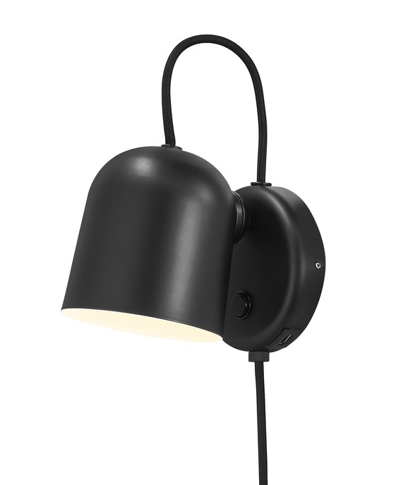 Industriální a jednoduchá nástěnná lampa Angle od Nordluxu s možností nastavení stínítka požadovaným směrem pomocí magnetu, s USB portem pro nabití telefonu. Vyberte si z černé, bílé, či šedé varianty. 
