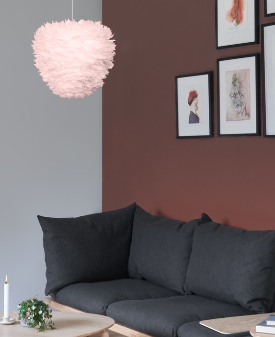 Elegantní peříčkový lustr UMAGE Eos - hebký dotek dánského designu. Ideální do ložnice, obývacích pokojů. Kompatibilní se stojanem i závěsem. Světlo je dostupné v pěti barevných variantách.