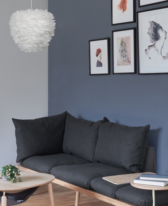 Elegantní peříčkový lustr UMAGE Eos - hebký dotek dánského designu. Ideální do ložnice, obývacích pokojů. Kompatibilní se stojanem i závěsem. Světlo je dostupné v pěti barevných variantách.