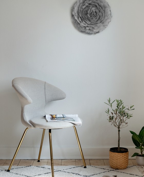 Elegantní peříčková nástěnná lampa UMAGE Eos Up - hebký dotek dánského designu. Ideální do ložnice 