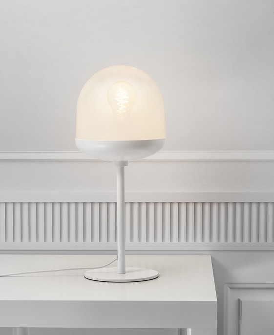 Magické stolní světlo Nordlux Magia 18 z foukaného skla v moderním minimalistickém designu. Světlo je dostupné ve dvou barevných variantách.