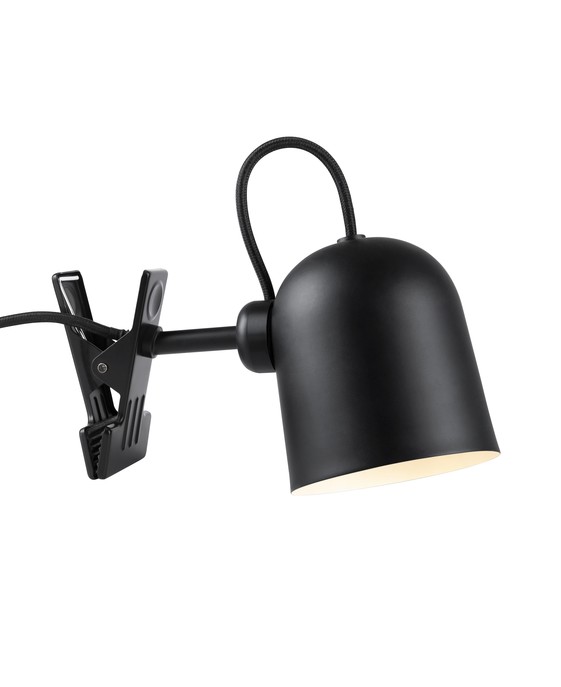 Industriální a jednoduchá lampička s klipem Angle od Nordluxu s možností nastavení stínítka požadovaným směrem pomocí magnetu - v černé, bílé, či šedé variantě. 