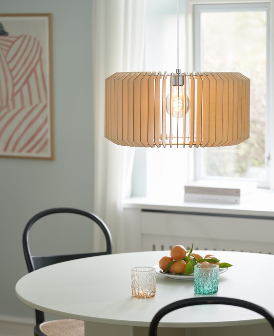 Designové závěsné světlo Asti od Nordluxu tvořené z dřevěných lamel, které bude skvěle vypadat v kombinaci s designovou žárovkou.