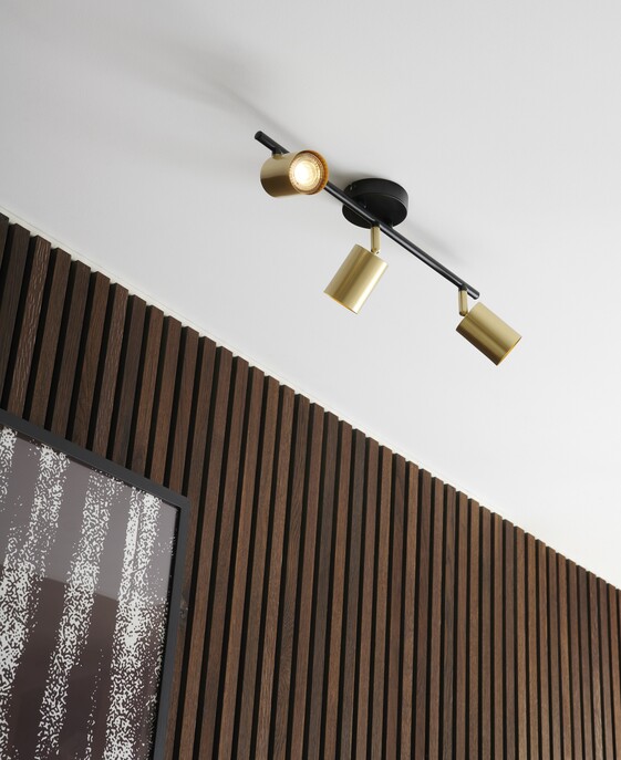 Jednoduché stropní svítidlo Nordlux Explore v jemném designu s otočnými spoty ve třech barevných provedeních.