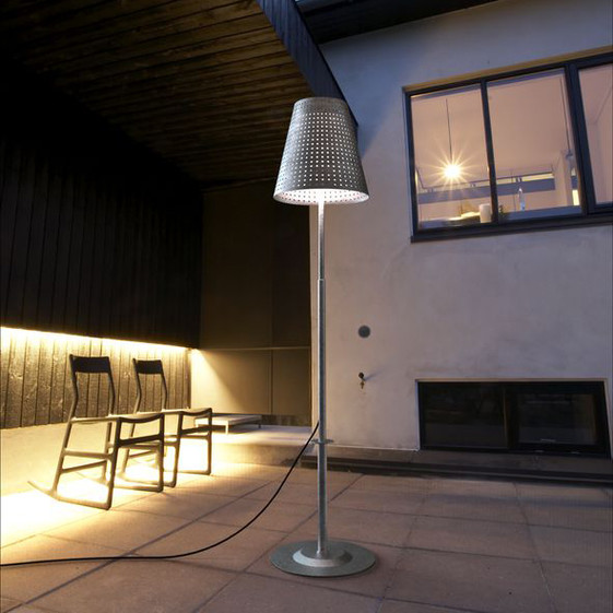 Odolná zahradní lampa s originálním děrovaným stínidlem v galvanizovaném provedení s možností instalace do trávníku nebo na pevný povrch