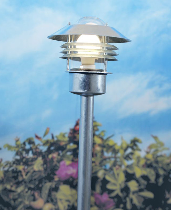 Krásná zahradní lampa ve funkčním klasickém designu  ve třech barevných variantách a v provedení odolném proti klimatickým podmínkám
