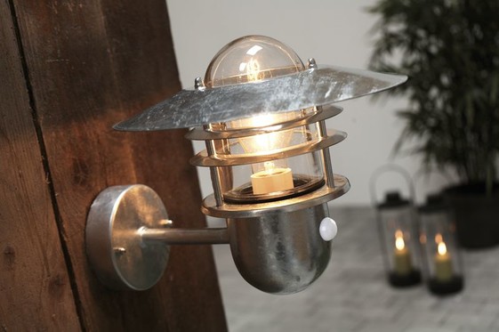 Venkovní nástěnné svítidlo v tradičním venkovském designu v odolném galvanizovaném provedení s pohybovým senzorem