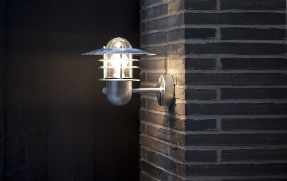 Venkovní nástěnné svítidlo v tradičním venkovském designu v odolném galvanizovaném provedení s pohybovým senzorem