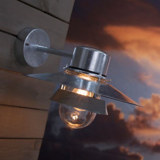 Venkovní nástěnná lampa v krásném galvanizovaném provedení se stínidlem směřujícím dolů