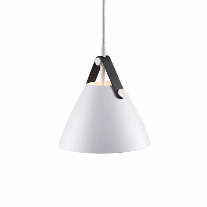 Závěsná lampa Strap od Nordluxu - trendy kombinace kovu a kůže (bílá)