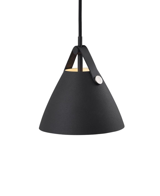 Závěsná lampa Strap od Nordluxu - trendy kombinace kovu a kůže