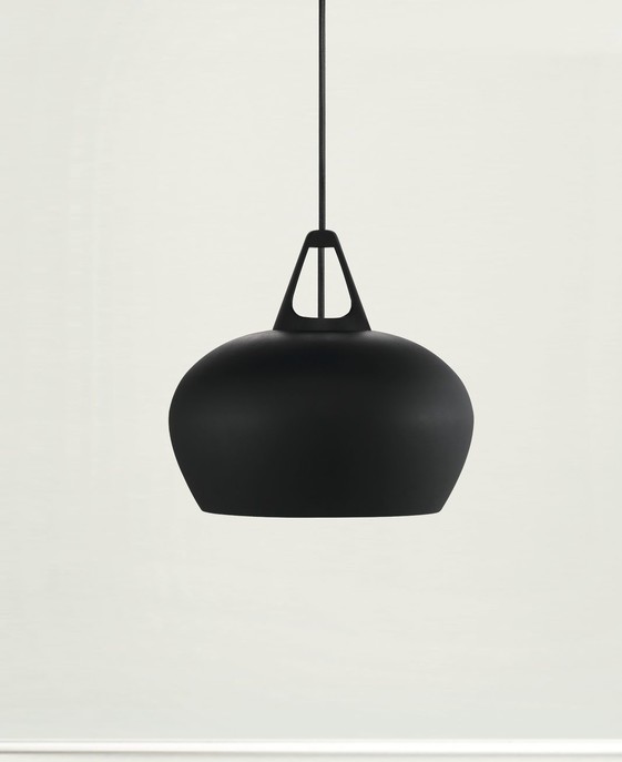 Nordlux Belly - designová lampa. Černé kovové stínítko ve dvou velikostech na textilním kabelu 