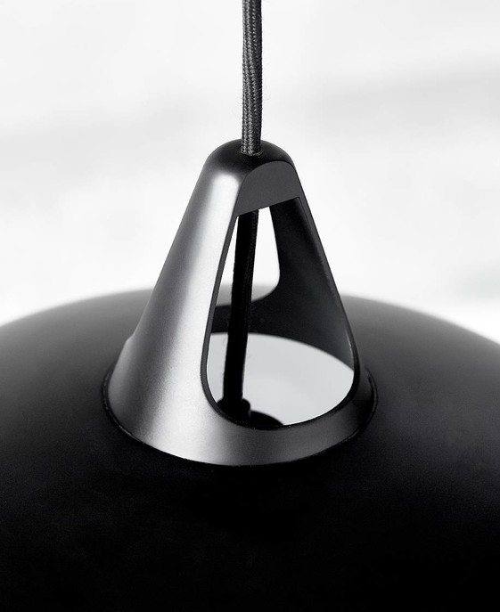 Nordlux Belly - designová lampa. Černé kovové stínítko ve dvou velikostech na textilním kabelu 