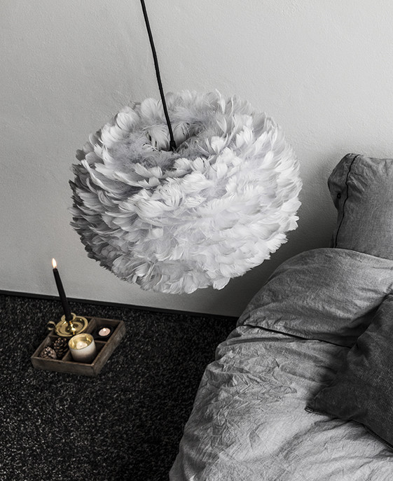 Elegantní peříčkový lustr UMAGE Eos - hebký dotek dánského designu. Ideální do ložnice 