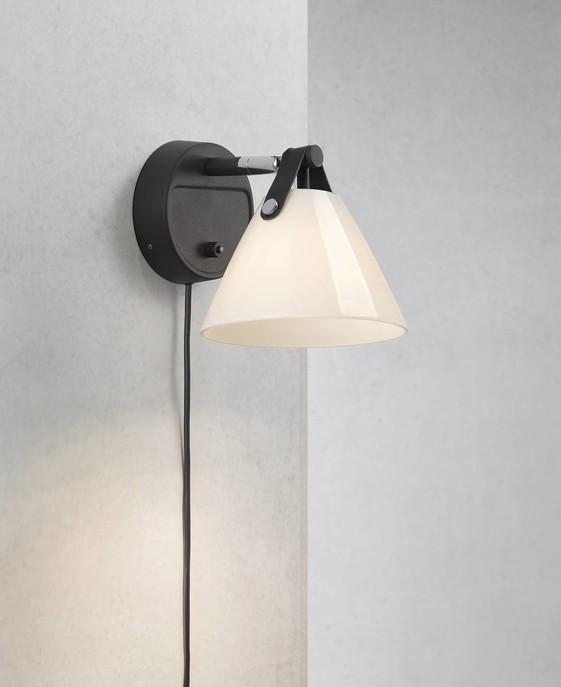 Nástěnná lampa Strap 15 od Nordluxu - trendy kombinace kovu, skla a kůže 