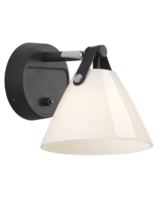 Nástěnná lampa Strap 15 od Nordluxu - trendy kombinace kovu, skla a kůže 