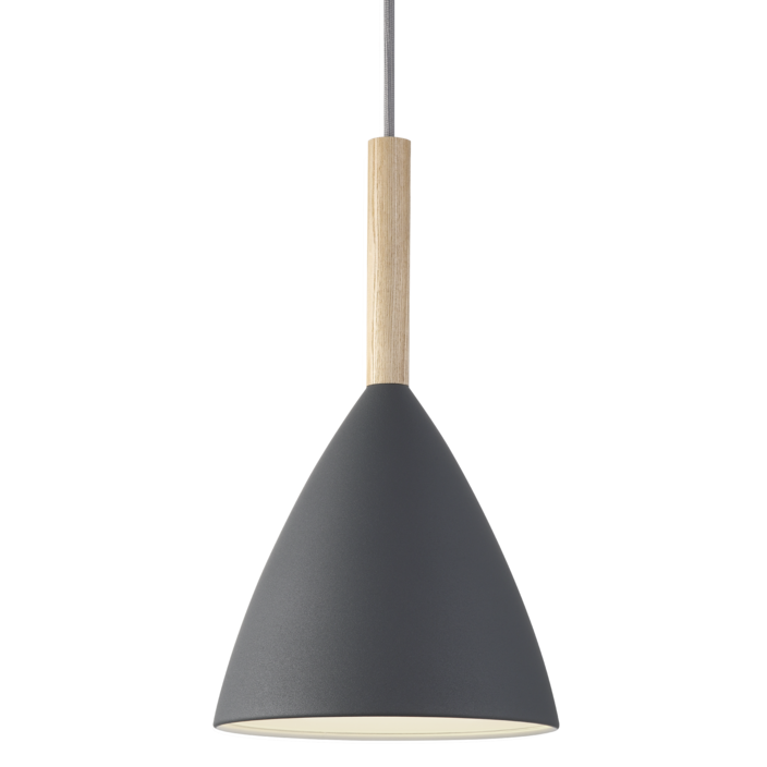 Lampa Pure 20 Nordic od Nordluxu s elegantní špičkou z ořechového dřeva v kombinaci s bílým, černým nebo šedým kovovým stínidlem. (šedá, jasan)