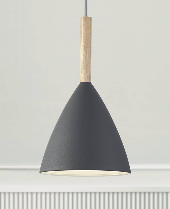 Lampa Pure 20 Nordic od Nordluxu s elegantní špičkou z ořechového dřeva v kombinaci s bílým, černým nebo šedým kovovým stínidlem.