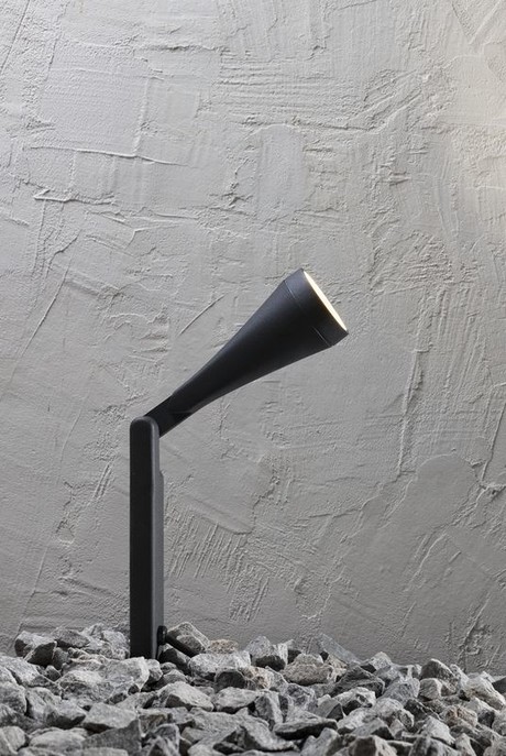 Směrovatelná jednoduchá venkovní lampa se zápichem v černém provedení s schuko zástrčkou