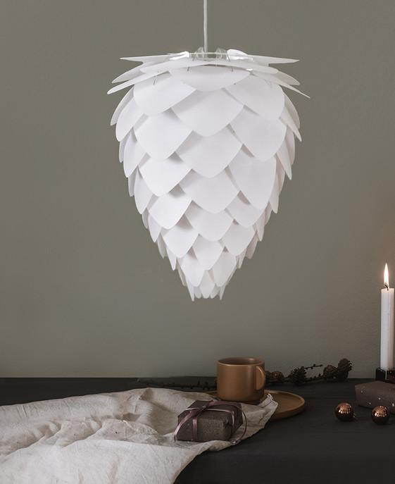 UMAGE Conia - elegantní svítidlo v originálním designu. Lampa ve tvaru borové šišky do ložnice, obývacího pokoje, ale i kavárny. Variabilní - závěsná nebo stojací (stínidlo pohyblivé v rozsahu 180°)