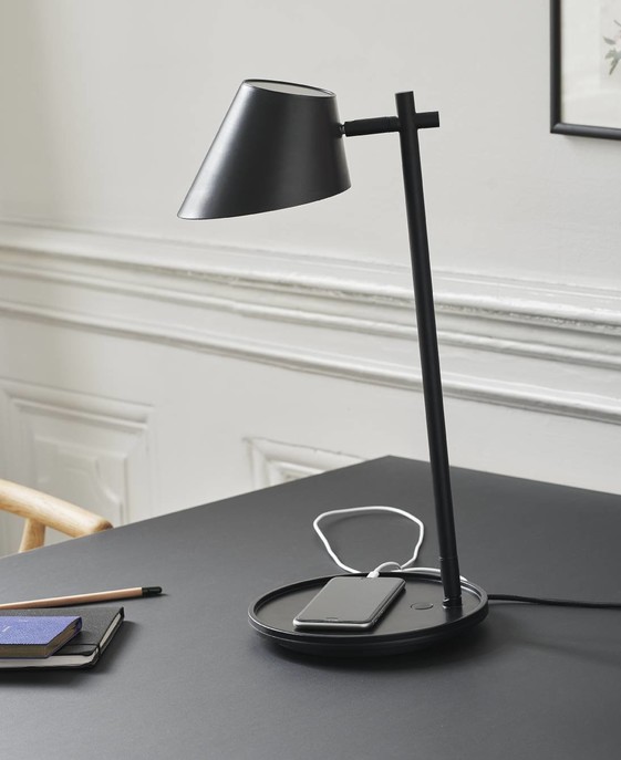 Stay od Nordluxu je multifunkční lampička, stolní nebo nástěnná, v podstavci zabudovaný USB výstup, v černé a šedé barvě.