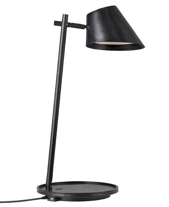 Stay od Nordluxu je multifunkční lampička, stolní nebo nástěnná, v podstavci zabudovaný USB výstup, v černé a šedé barvě.
