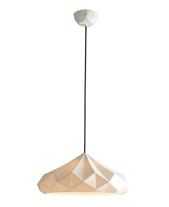 Závěsná lampa Hatton od Original BTC. Bílé porcelánové stínítko inspirované tvarem diamantu. Designový unikát 